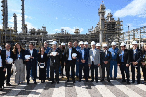 Executivos e engenheiros na inauguração de nova fase de expansão da Braskem em Duque de Caxias, com instalações industriais ao fundo, simbolizando o crescimento da petroquímica no Brasil até 2028.