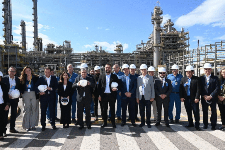 Executivos e engenheiros na inauguração de nova fase de expansão da Braskem em Duque de Caxias, com instalações industriais ao fundo, simbolizando o crescimento da petroquímica no Brasil até 2028.