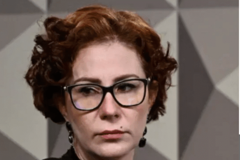 Carla Zambelli, deputada brasileira, se situa na Itália e será incluída na lista da Interpol por estar foragida.