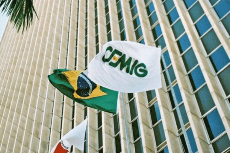 Bandeira da Cemig (CMIG4) ao vento em frente a um prédio moderno, ilustrando análise técnica que aponta alta para as ações em 2025.