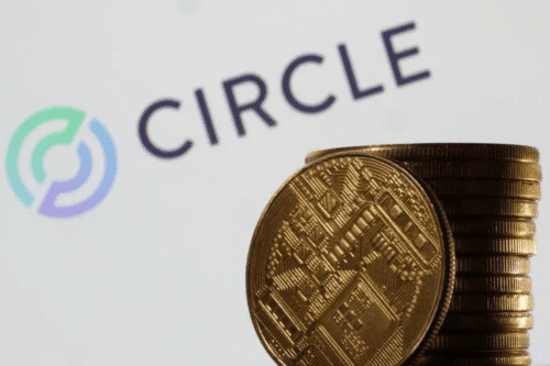 Imagem mostrando moedas de ouro ao lado do logotipo da Circle, emissora da USDC, que surpreendeu no IPO com alta de mais de 100%.