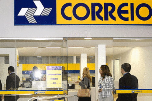 Justiça proíbe suspensão das férias dos funcionários dos Correios, garantindo seus direitos trabalhistas em decisão judicial.