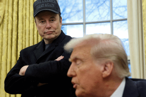 Imagem de Donald Trump e Elon Musk trocando acusações em redes sociais, com foco em embate explosivo na internet