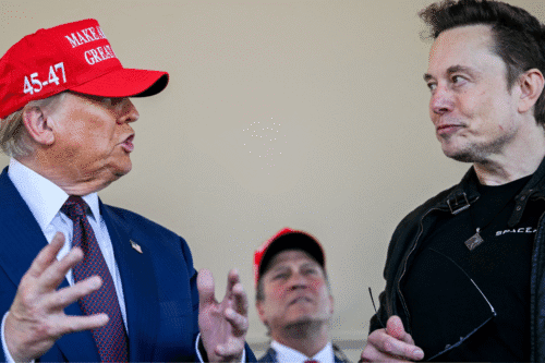 Imagem de Donald Trump e Elon Musk em debate, com uma pessoa ao fundo, ilustrando o contexto de citações de Musk a Trump em arquivos de Epstein e a crise entre ex-aliados políticos.