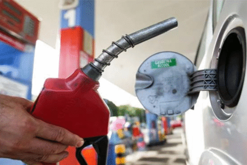 Gasolina sendo abastecida na bomba durante a redução de preços pela Petrobras a partir de hoje, 3 de outubro, beneficiando consumidores com preços mais baixos.