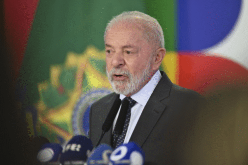 Lula nega erro da Fazenda com aumento do IOF durante anúncio oficial, abordando questionamentos sobre política econômica.