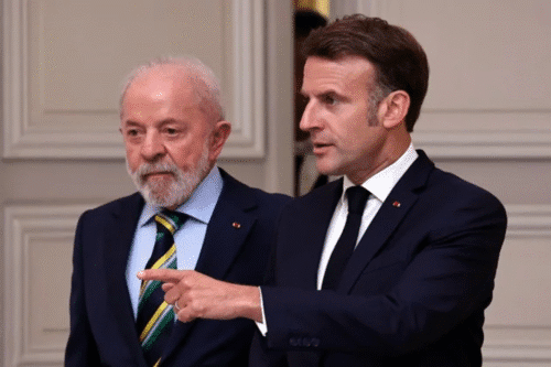Lula com Macron durante encontro diplomático.