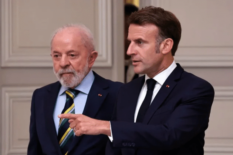 Lula com Macron durante encontro diplomático.