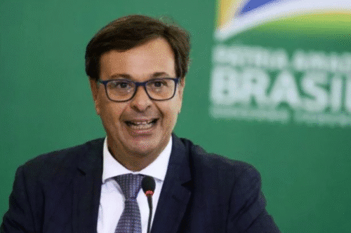 PF prende Gilson Machado por suspeita de ajudar Mauro Cid a obter passaporte português