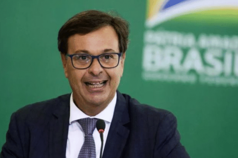 PF prende Gilson Machado por suspeita de ajudar Mauro Cid a obter passaporte português