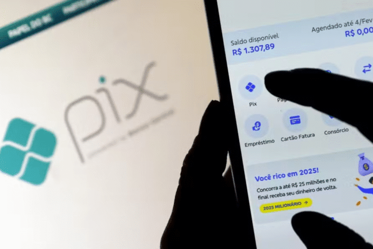Pessoa utilizando o aplicativo Pix Automático em smartphone para entender as mudanças na estreia do Pix Automático em São Paulo, com saldo disponível de R$ 1.307,89.
