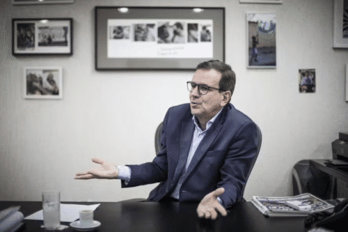 Paes recusa R$ 20 milhões do TCE para recuperar parque, critica atuação da Corte e discute temas relacionados à gestão pública. Foto mostra político em reunião.