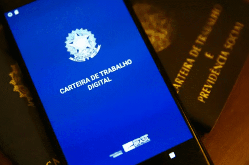 Imagem mostrando uma carteira de trabalho digital no smartphone, representando a portabilidade de crédito consignado para trabalhadores CLT.