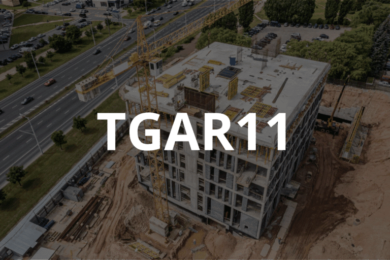 Construção de edifício em andamento com torre de grua e infraestrutura de obras na frente, relacionado ao setor imobiliário, foco na seguridade financeira com TGAR11.