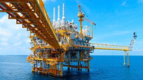 Petróleo Brent dispara mais de 4% após ataque dos EUA ao Irã e tensão no Estreito de Ormuz