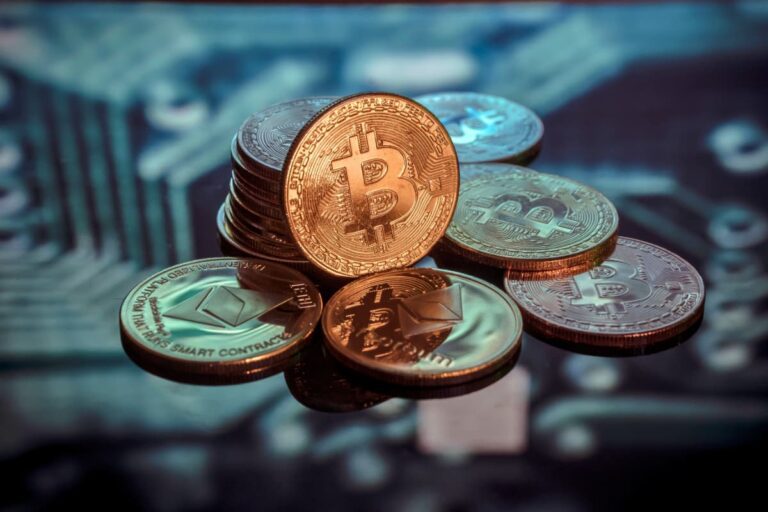 Bitcoin e Ethereum, represetando algumas das criptomoedas promissoras para 2030.