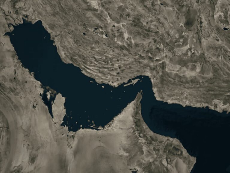 O Irã ameaça fechar o Estreito de Ormuz, uma das principais rotas de transporte de petróleo no mundo