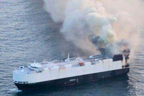 navio com carros elétricos pega fogo no pacifico