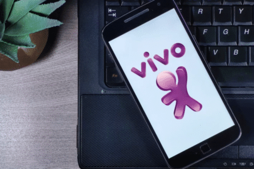 Foto de celular mostrando logotipo da Vivo (VIVT3).