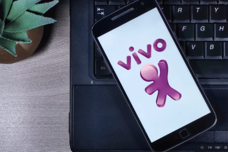 Foto de celular mostrando logotipo da Vivo (VIVT3).
