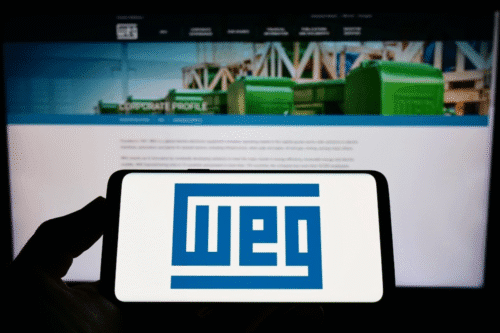 Foto de um celular com a logotipo da WEG