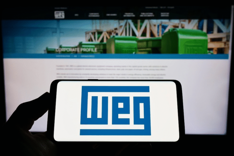 Foto de um celular com a logotipo da WEG