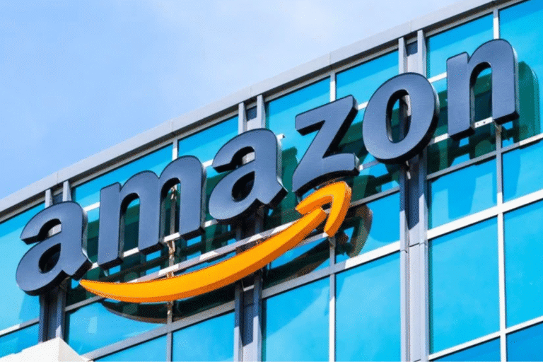 Foto do logo da Amazon em um prédio da empresa.