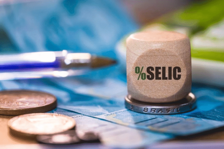 Cubo com o escrito Selic, sobreposto de uma moeda de Real.