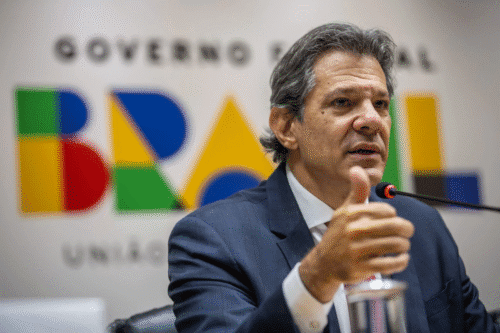 Foto do ministro Fernando Haddad, em frente ao logotipo do governo brasileiro.