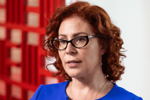 Carla Zambelli pode ser multada diariamente por não devolver imóvel funcional da Câmara