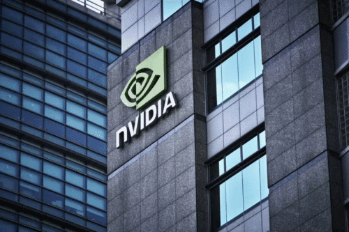 Foto de um prédio com a logotipo da Nvidia em destaque.
