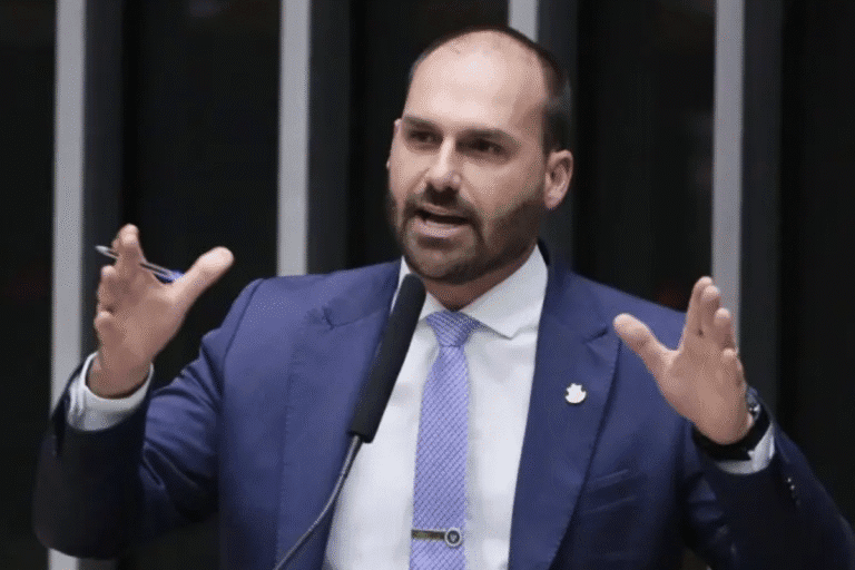 Foto do deputado Eduardo Bolsonaro, em fala na Câmara.