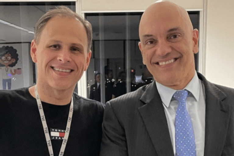 Foto de Alexandre de Moraesde ao lado de seu ex-assessor Eduardo Tagliaferro.