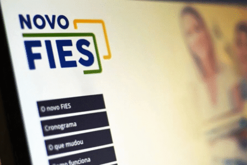 Foto de computador logado no site do novo FIES.