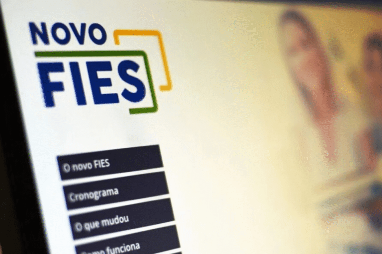 Foto de computador logado no site do novo FIES.