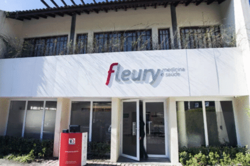 Foto da fachada de um prédio com o logotipo da Fleury.