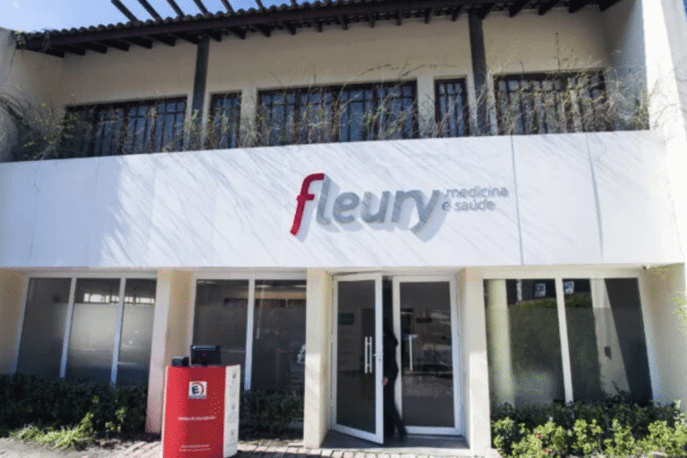 Foto da fachada de um prédio com o logotipo da Fleury.