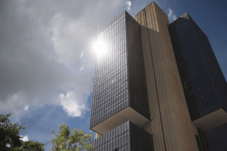 Itaú prevê corte da Selic só em 2026, mas aponta dois gatilhos que podem antecipar o ciclo