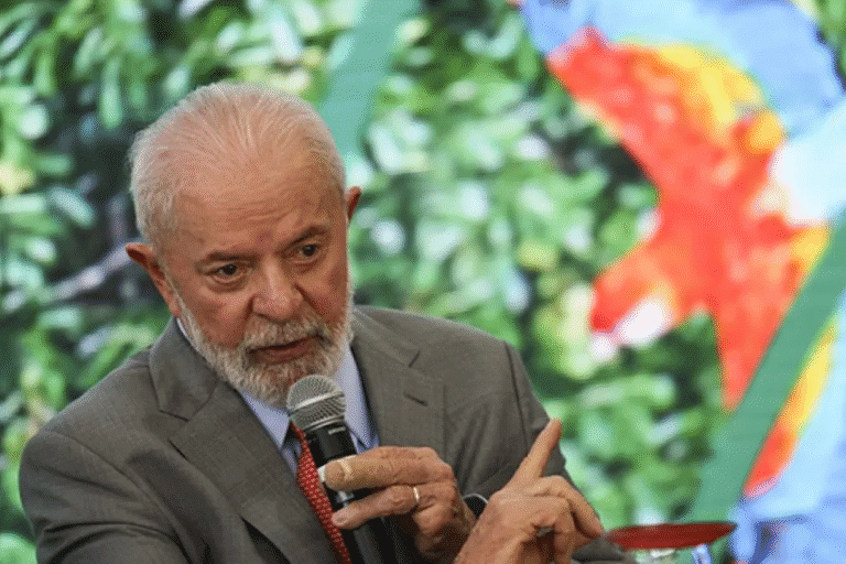 Foto do presidente Lula gesticulando.
