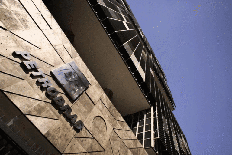 Foto da fachada do prédio da Petrobras, com o logotipo da empresa em destaque.