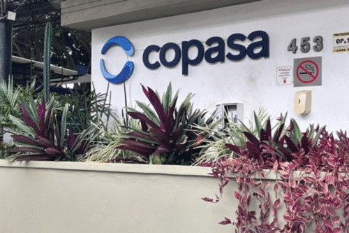 Foto da a fachada de um prédio com o logotipo da Copasa