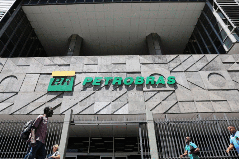 Logotipo da Petrobras em frente ao edifício da empresa.