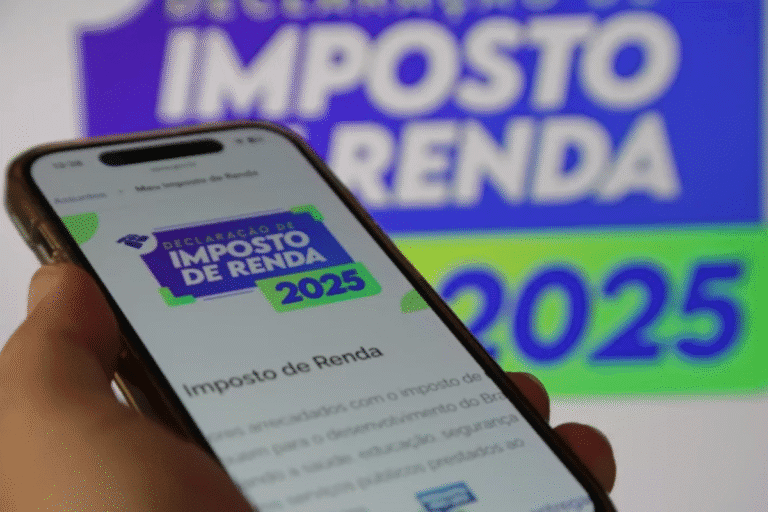Foto de celular ilustrando informações sobre o imposto de renda 2025.