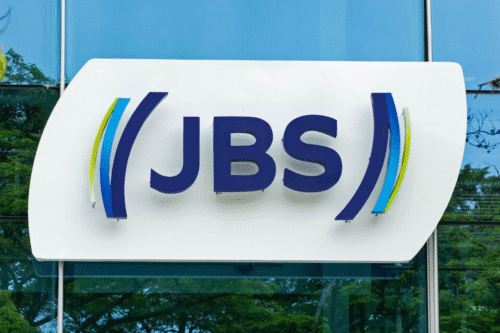 Foto de uma placa com o logotipo da JBS.
