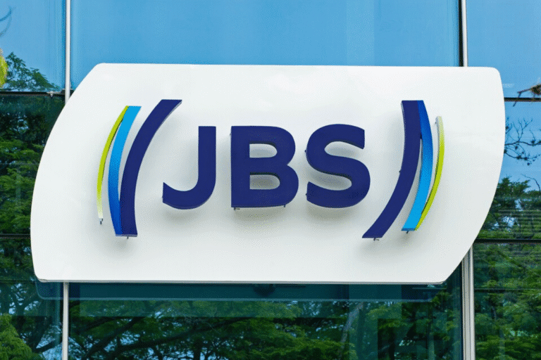 Foto de uma placa com o logotipo da JBS.