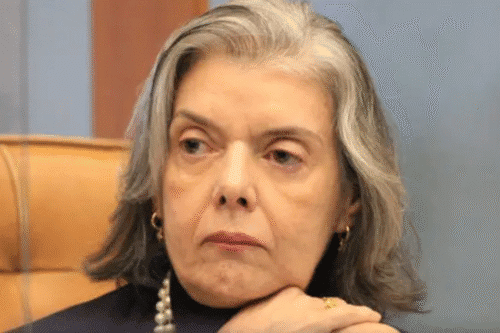 Senadores protocolam pedido de impeachment contra Cármen Lúcia após fala polêmica