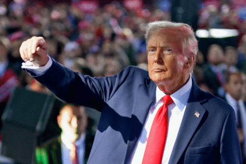 Foto do presidente Donald Trump em discurso nos Estados Unidos.