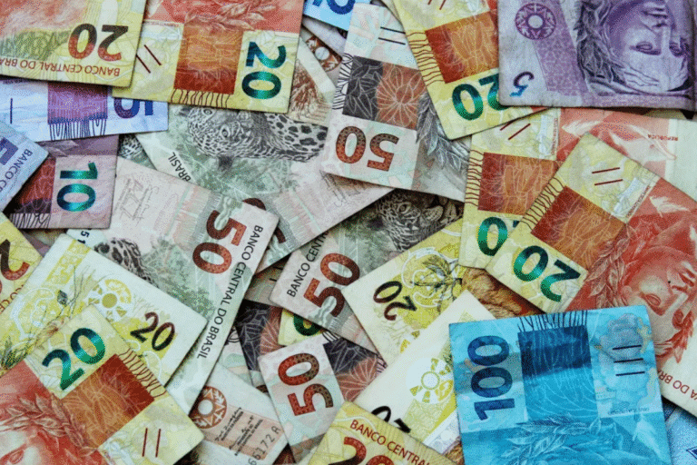 Pilha de dinheiro, com notas de Real.