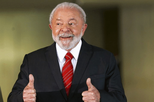 Foto do presidente Luiz Inácio Lula da Silva, fazendo sinal de positivo com os polegares, e sorrindo.