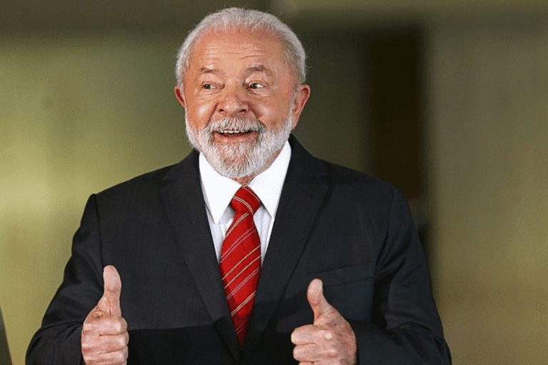 Foto do presidente Luiz Inácio Lula da Silva, fazendo sinal de positivo com os polegares, e sorrindo.